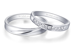 当女方选择钻石戒指时,男方可能选择全素金戒指