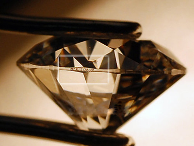 GIA证书钻石腰带上都会被激光打上鉴定证书的编号